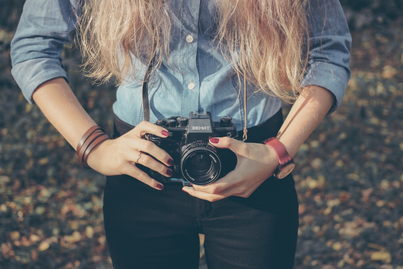 photographe-AIGUINES-min_hand-person-girl-woman-camera-photography-614-pxhere.com